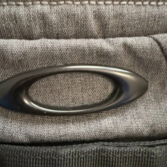 Oakley Gray Enduro 25L Backpack – Multi-Compartment Tech / Travel Bag - Picture 4 of 16